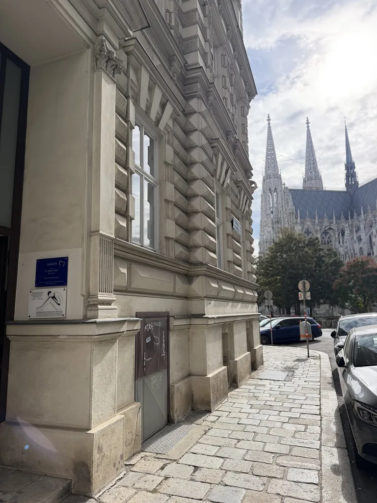 Zahnarztpraxis in der Günthergasse 2 mit Blick auf die Votivkirche, 1090 Wien